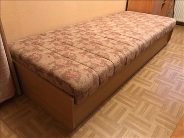 Abbildung: 2 Liegen (auch einzeln abzugeben)