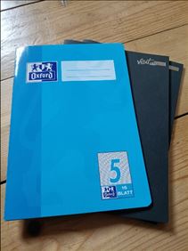 Abbildung: 3 neue karierte Schulhefte 