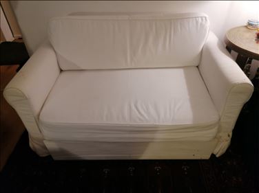 Abbildung: Schlafsofa Couch ausziehbar weiß Stauraum Zweisitzer