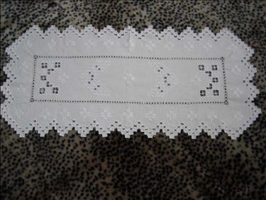 Abbildung: Tischläufer aus Familien-Nachlass, ca. 38 x 83 cm