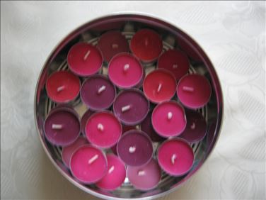 Abbildung: 33 unbenutzte Teelichte