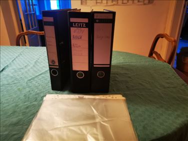 Abbildung: Aktenordner und Plastikhüllen