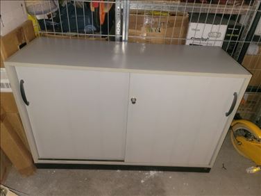 Abbildung: Schiebetürenschrank hellgrau