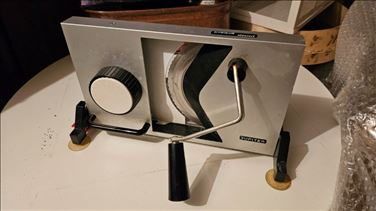 Abbildung: Allesschneider -Brotschneidemaschinr