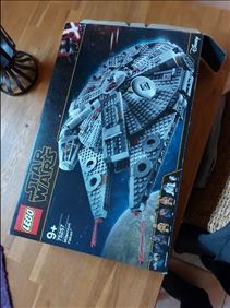 Abbildung: LEGO Milenium Falke LEERKARTON