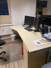 Abbildung: 4 Büro-Schreibtische abzugeben