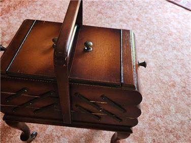 Abbildung: antiker Nähkasten