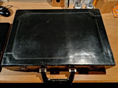Abbildung: Aktenkoffer, schwarzes Leder