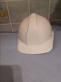 Abbildung: Bauhelm zu verschenken,wurde benutzt