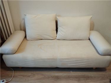 Abbildung: Bequeme Zweisitzer-Couch mit zwei Kissen