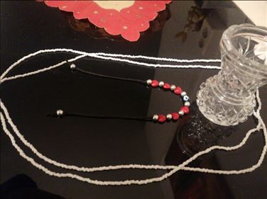 Abbildung: Modeschmuck 2 Perlenketten, 1 Armband, 1 Vase 