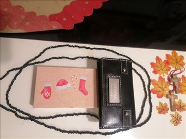 Abbildung: Schlüsseltasche, Perlenkette, etwas deko in der Karton 