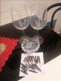 Abbildung: 2 Weingläser, 1 Kerzenständer, 20 Schreibfedern 