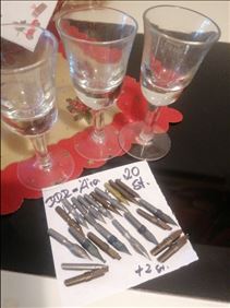 Abbildung: 3 Likörgläser , 22 Schreibfedern und DDR Ära 