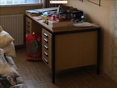 Abbildung: Schreibtisch mit Unterschränken