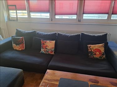 Abbildung: Schwarzes Sofa, Maße ca. 320 / 118 / 55 cm