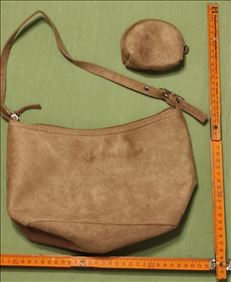 Abbildung: Kleine Handtasche mit Schlüsseltasche