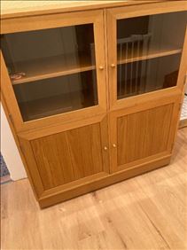 Abbildung: Vitrinenschrank 