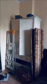 Abbildung: Halb kaputter Kleiderschrank 