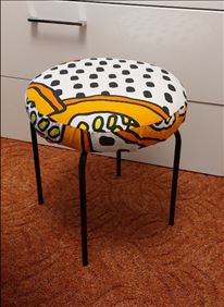 Abbildung: Hocker rund mit neuem Bezug