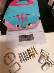 Abbildung: Gürtelschnalle Zubehör, Schreibfedern, Walnüsse eigene Ernte