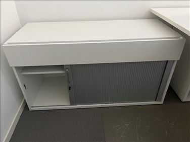 Abbildung: Schreibtisch, Schreibtischstuhl, Aktenschrank