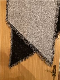 Abbildung: Großer Schal schwarz und grau