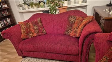 Abbildung: Sofa 2-Sitzer, Stoffbezug in rot, 2 Kissen