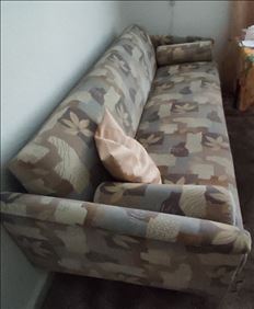 Abbildung: Klappcouch mit 3 Sesseln