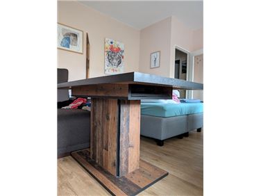 Abbildung: Esstisch aus Spanplatten