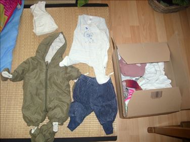 Abbildung: Eine große Kiste an Babyklamotten in der Größe 50/54 bis 60