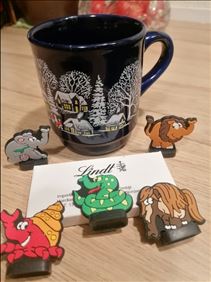 Abbildung: 1 Tasse, 1 Pk Lindstifte neu, 5x Kleinspielzeug Figuren