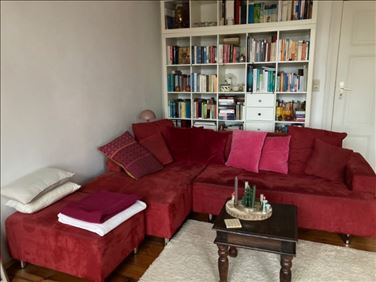 Abbildung: Eckcouch mit Hocker