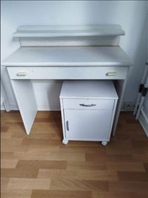 Abbildung: Schreibtisch mit Beistellschrank 