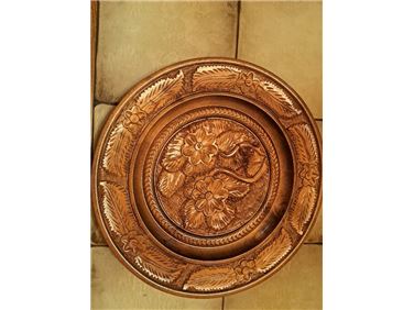 Abbildung: Handgeschnitzter Deko-Teller aus Holz