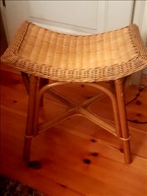 Abbildung: Schöner kleiner Ablagestuhl aus Rattan