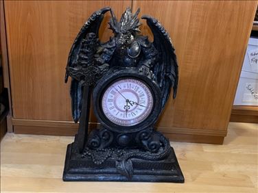 Abbildung: XXL Drachenskulptur als Uhr