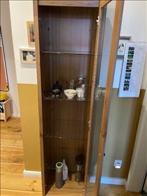 Abbildung: Ikea Vitrine mit Glasböden