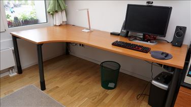 Abbildung: Großer stabiler Schreibtisch