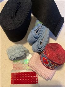 Abbildung: Diverse Bänder u Gurte 