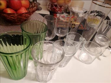 Abbildung: 12 Gläser is alt vintage DDR Ära vintag bunt gemischt 