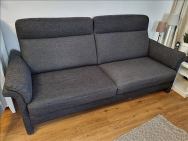 Abbildung: Schwarzes Sofa