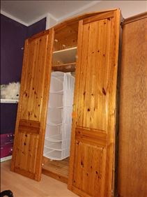 Abbildung: Massiver Kleiderschrank