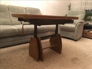 Abbildung: verstellbarer Couchtisch