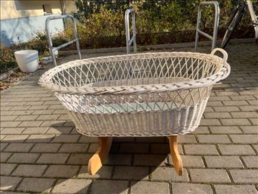 Abbildung: Kufenwiege aus Rattan für Babys / Stubenwagen