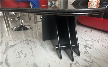 Abbildung: Couchtisch mit massiver Granitplatte