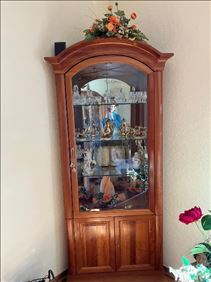 Abbildung: Vitrine für Geschirr oder Sammler,