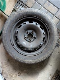 Abbildung: 4 Autoreifen/Felgen