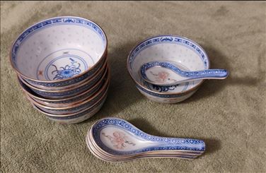 Abbildung: Chinesische Suppenschälchen mit Löffel