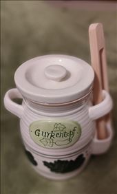 Abbildung: Gurkentopf mit Holzzange